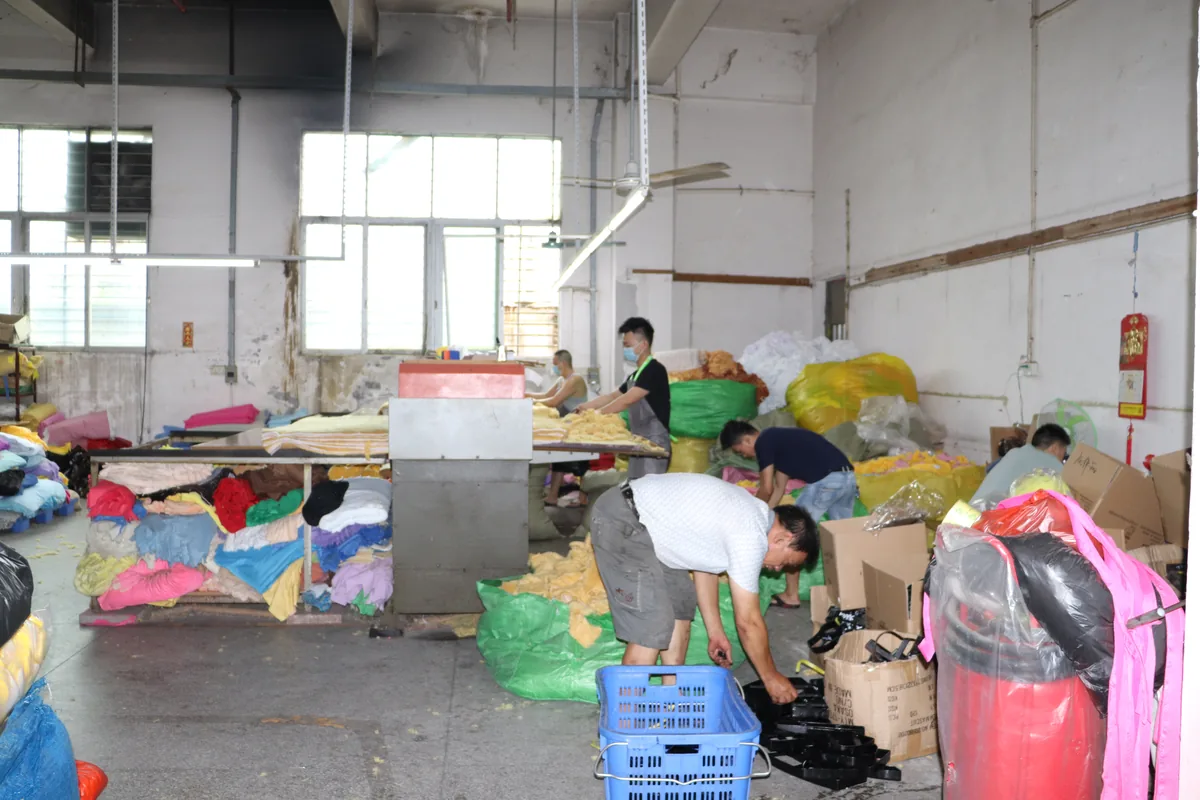 壹陆捌毛绒玩具工厂精密裁剪生产现场